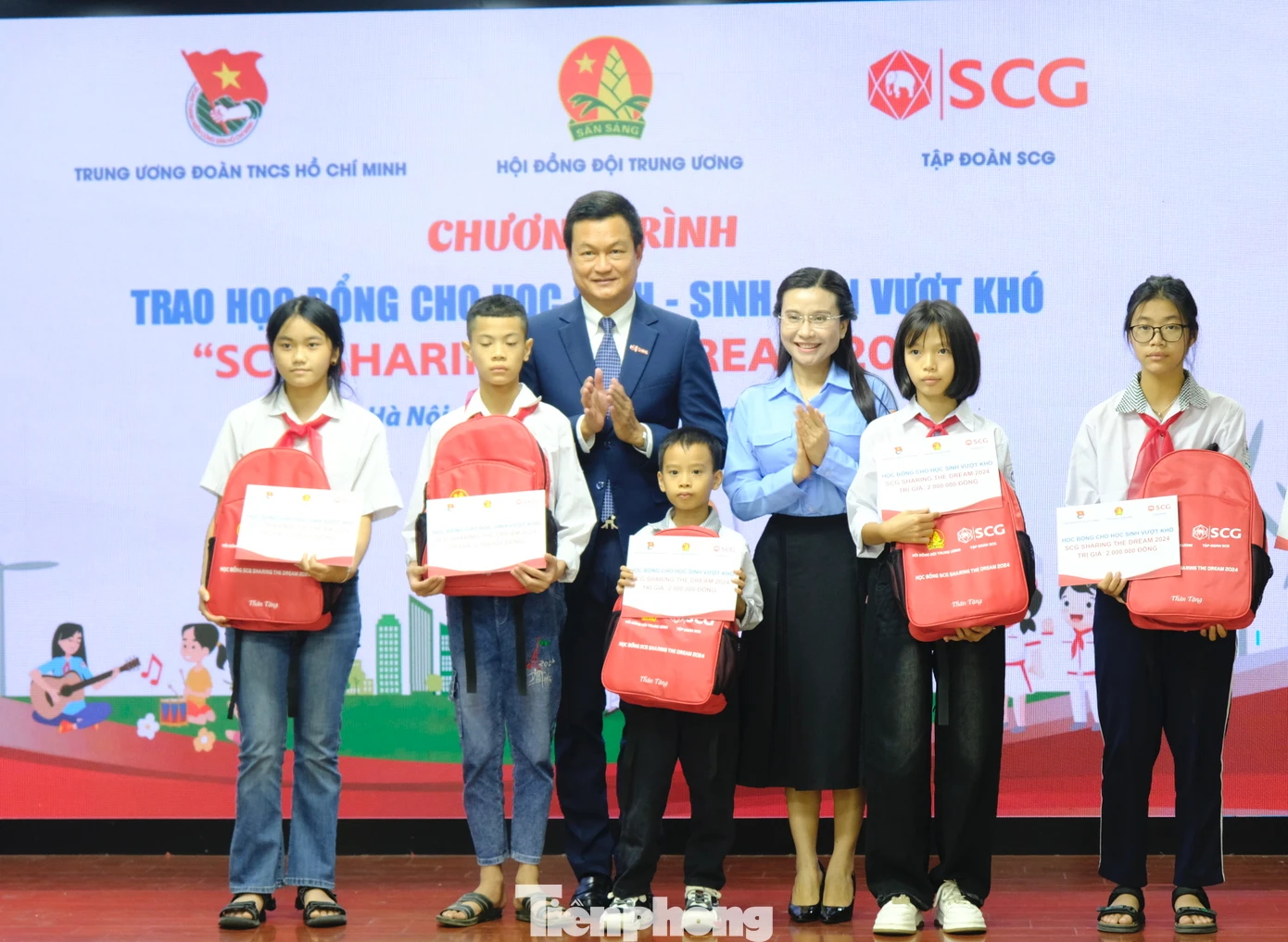 Học bổng tiếp tục hỗ trợ và trao tặng cho 100 học sinh và 100 sinh viên cùng các hoạt động hỗ trợ đào tạo sau học bổng với tổng trị giá 1,7 tỉ đồng. Ảnh: Châu Linh