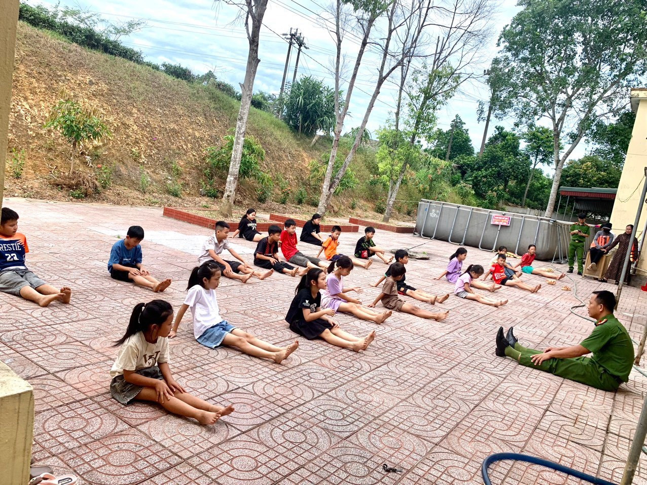 Mô hình dạy bơi miễn phí cho trẻ em ở huyện miền núi Hà Tĩnh được triển khai năm 2024 với giáo viên những chiến sĩ công an, cán bộ Đoàn. Ảnh: Hoài Nam.