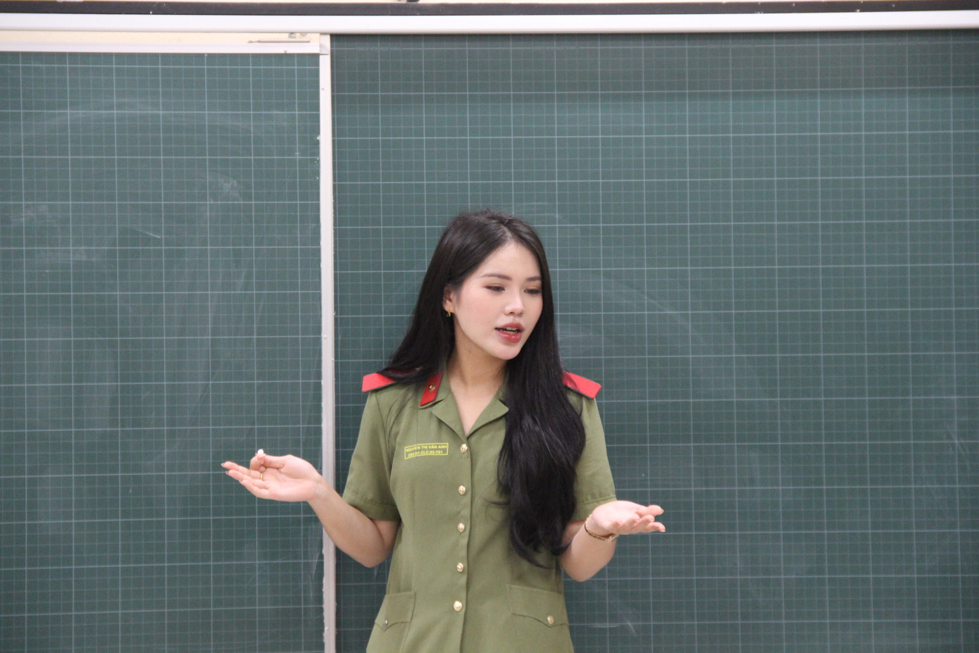 Những nữ học viên Học viện An ninh nhân dân phối hợp với cán bộ, giáo viên trường Tiểu học Quang Hưng hướng dẫn trẻ em học tiếng Anh. Những nữ học viên Học viện An ninh nhân dân phối hợp với cán bộ, giáo viên trường Tiểu học Quang Hưng hướng dẫn trẻ em học tiếng Anh.