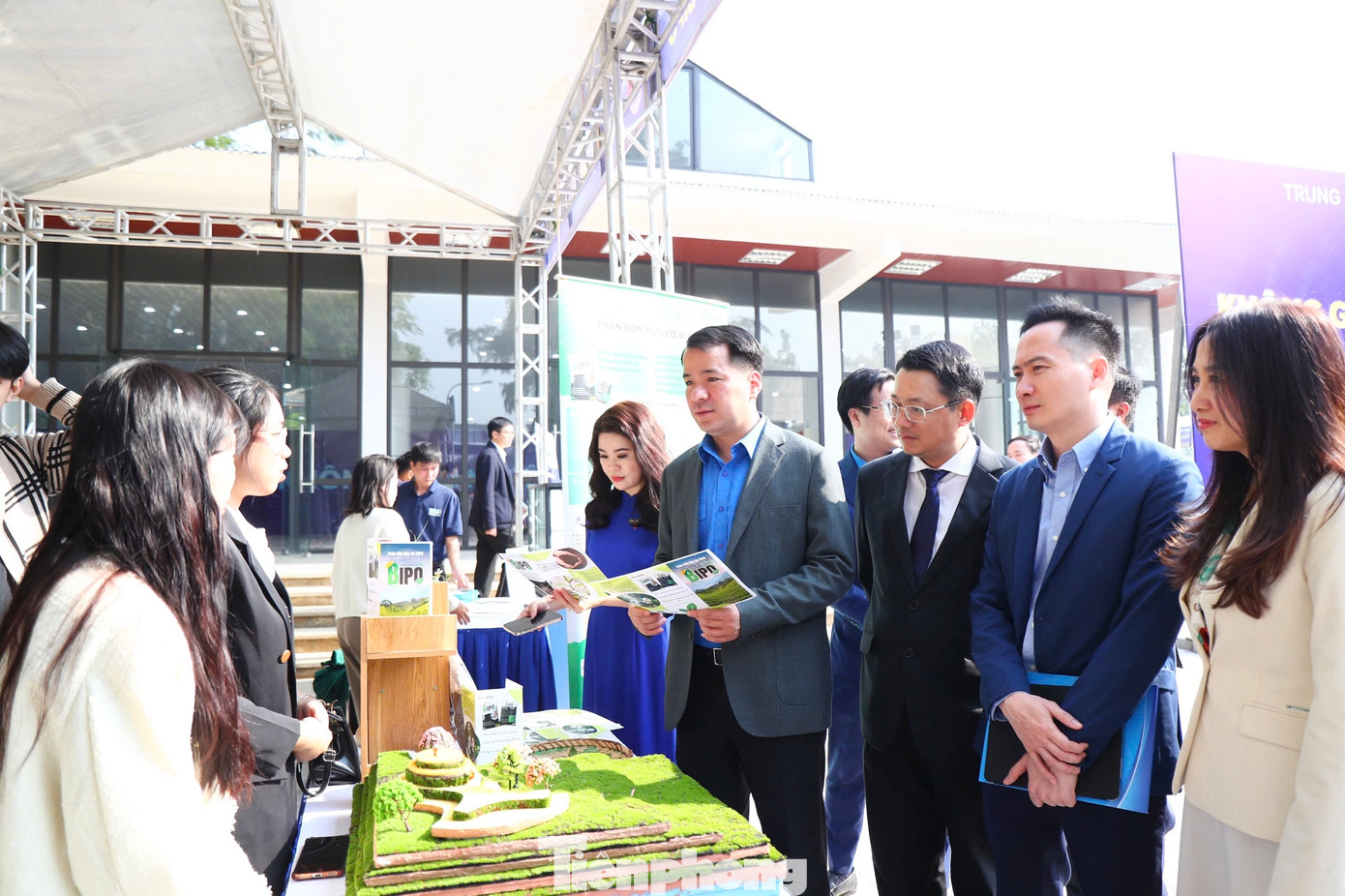 Anh Ngô Văn Cương - Bí thư Trung ương Đoàn cùng các đại biểu tham quan các gian hàng trong khuôn khổ Liên hoan "Tuổi trẻ sáng tạo". Anh Ngô Văn Cương - Bí thư Trung ương Đoàn cùng các đại biểu tham quan các gian hàng trong khuôn khổ Liên hoan "Tuổi trẻ sáng tạo".