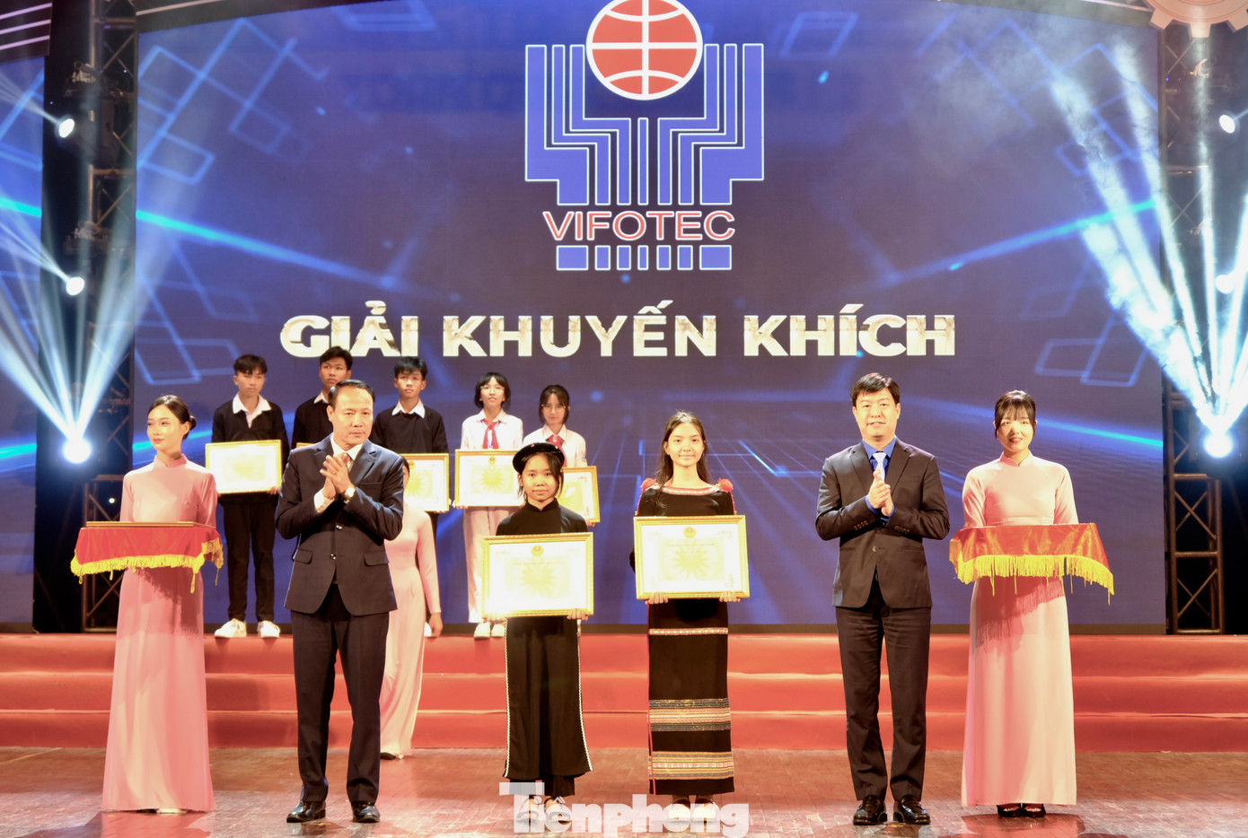 Nhóm tác giả giành giải Khuyến khích của cuộc thi. Ảnh: Châu Linh