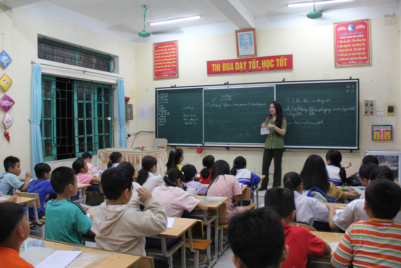 Những nữ học viên Học viện An ninh nhân dân phối hợp với cán bộ, giáo viên trường Tiểu học Quang Hưng hướng dẫn trẻ em học tiếng Anh. Những nữ học viên Học viện An ninh nhân dân phối hợp với cán bộ, giáo viên trường Tiểu học Quang Hưng hướng dẫn trẻ em học tiếng Anh.