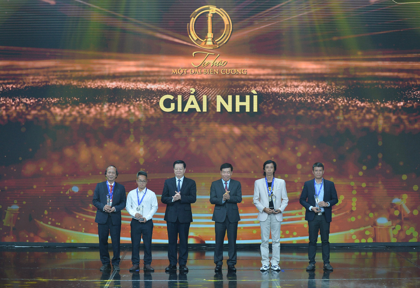 Các tác giả giành giải Nhì của cuộc thi.