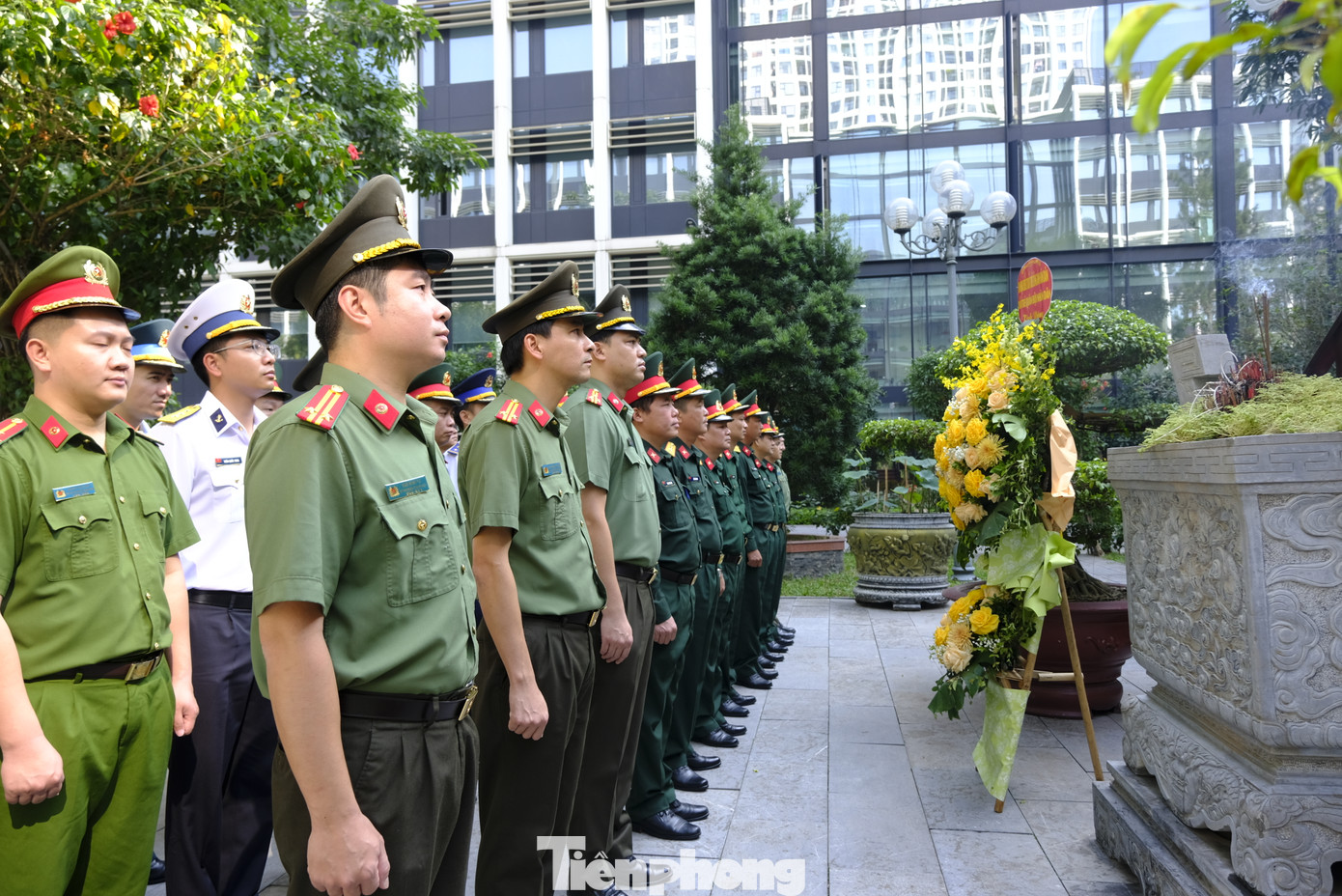 Đại biểu Ban Thanh niên CAND và Ban Thanh niên Quân đội dâng hương tại Nhà tưởng niệm Chủ tịch Hồ Chí Minh. Ảnh: Châu Linh Đại biểu Ban Thanh niên CAND và Ban Thanh niên Quân đội dâng hương tại Nhà tưởng niệm Chủ tịch Hồ Chí Minh. Ảnh: Châu Linh