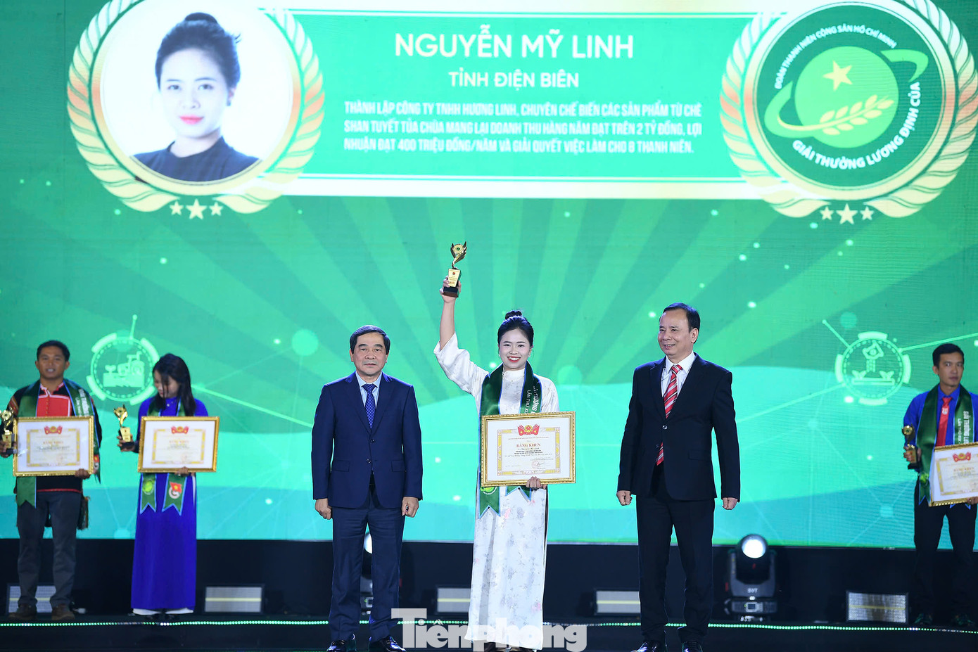 Các thanh niên nông thôn tiêu biểu xuất sắc nhận Giải thưởng Lương Định Của năm 2024. Các thanh niên nông thôn tiêu biểu xuất sắc nhận Giải thưởng Lương Định Của năm 2024.