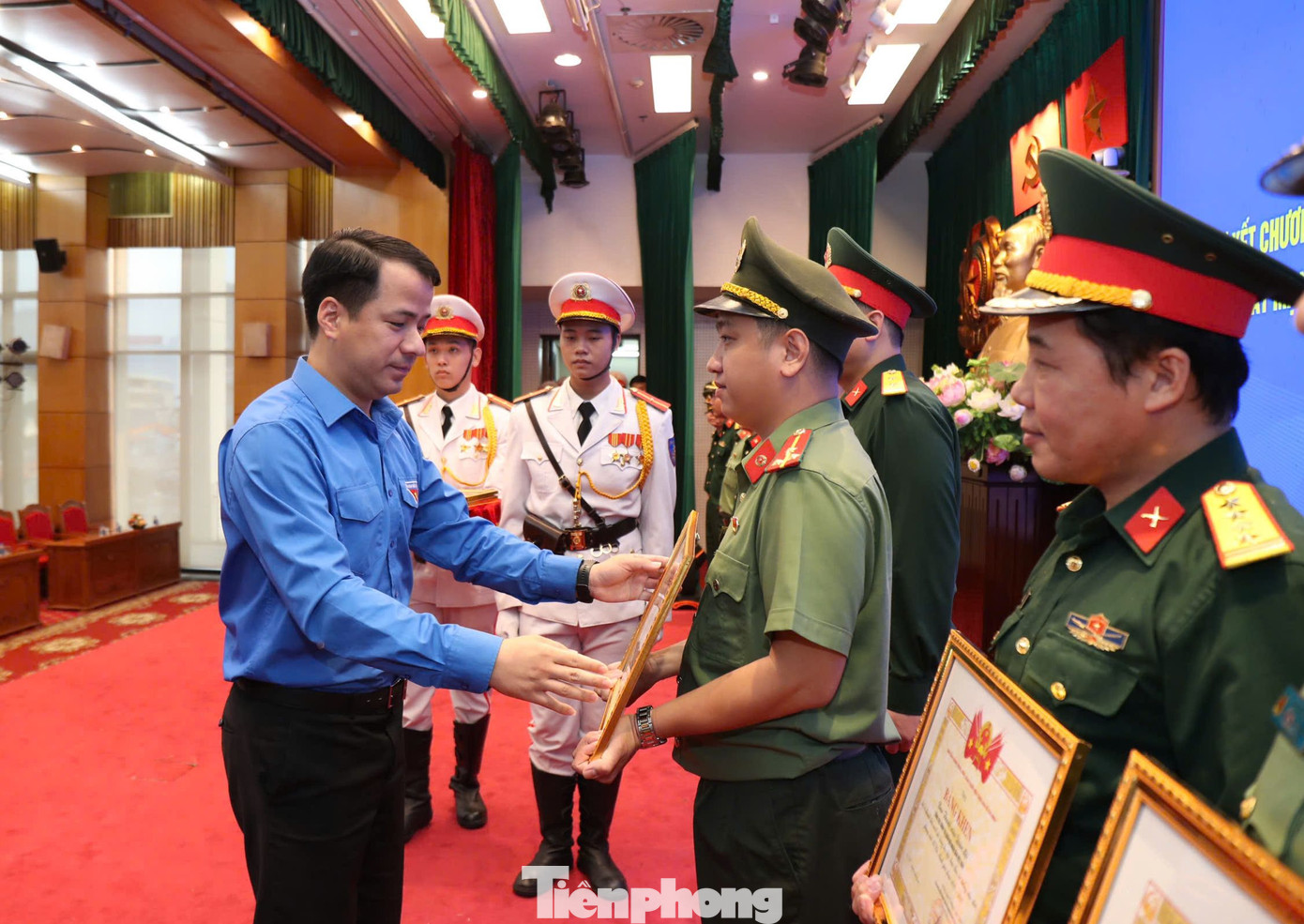 Anh Ngô Văn Cương - Bí thư T.Ư Đoàn tặng bằng khen cho các tập thể, cá nhân có thành tích xuất sắc. Ảnh: Châu Linh Anh Ngô Văn Cương - Bí thư T.Ư Đoàn tặng bằng khen cho các tập thể, cá nhân có thành tích xuất sắc. Ảnh: Châu Linh