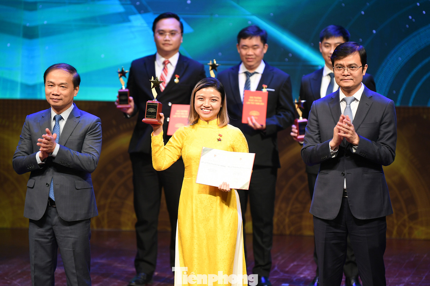 Ông Phạm Tất Thắng - Ủy viên T.Ư Đảng, Phó trưởng ban thường trực Ban Dân vận T.Ư và anh Bùi Quang Huy - Ủy viên dự khuyết T.Ư Đảng, Bí thư thứ nhất T.Ư Đoàn trao biểu trưng cho các nhà khoa học trẻ nhận Giải thưởng Khuê Văn Các.