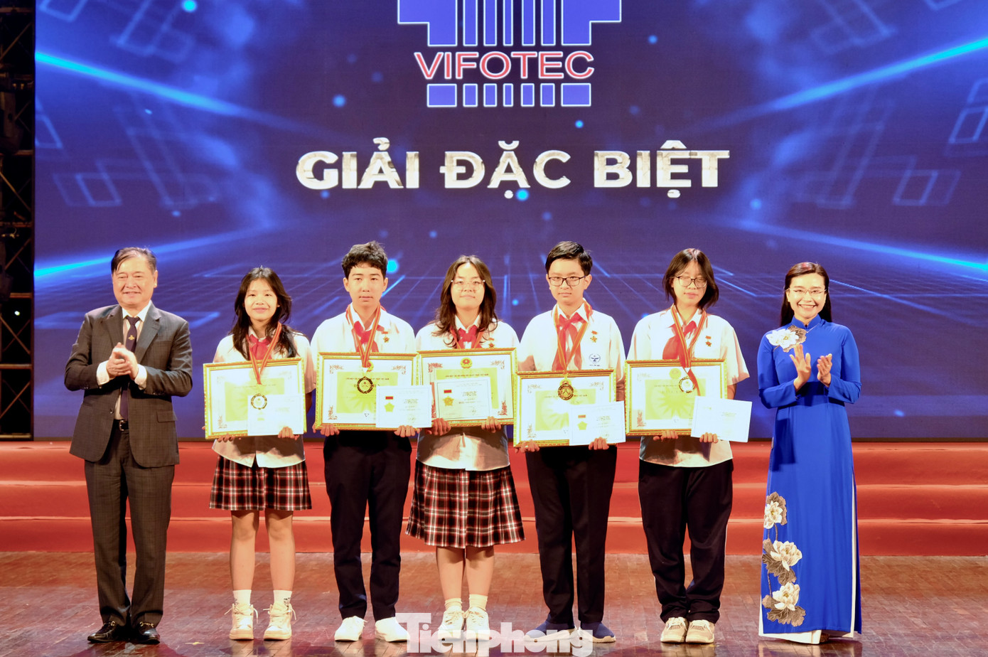 Chị Nguyễn Phạm Duy Trang - Bí thư T.Ư Đoàn, Chủ tịch Hội đồng Đội T.Ư và TS. Phan Xuân Dũng - Chủ tịch Liên hiệp các Hội Khoa học và Kỹ thuật Việt Nam trao giải Đặc biệt cho nhóm tác giả đến từ Hà Nội. Ảnh: Châu Linh