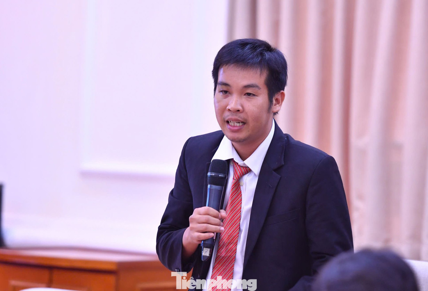 Thầy giáo Hồ Hải Đăng - Trường THPT Cà Mau, thành phố Cà Mau, tỉnh Cà Mau chia sẻ tại chương trình. Thầy giáo Hồ Hải Đăng - Trường THPT Cà Mau, thành phố Cà Mau, tỉnh Cà Mau chia sẻ tại chương trình.