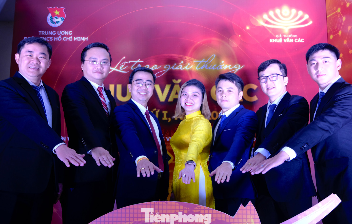 Các nhà khoa học trẻ nhận Giải thưởng Khuê Văn Các lần thứ I, năm 2024. Ảnh: Châu Linh