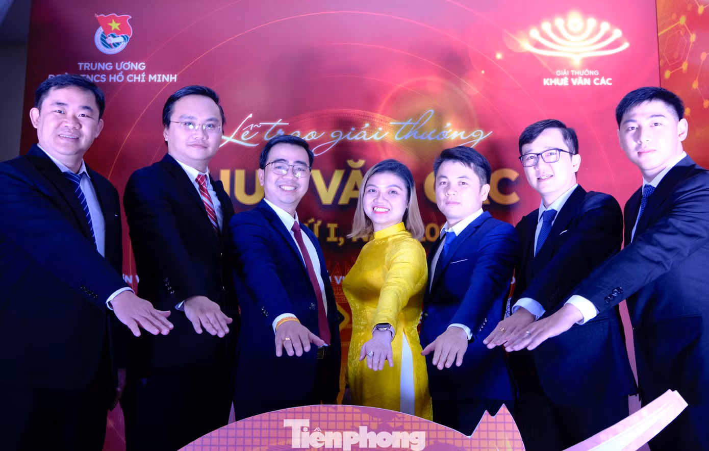 Các nhà khoa học trẻ nhận Giải thưởng Khuê Văn Các lần thứ I, năm 2024. Ảnh: Châu Linh