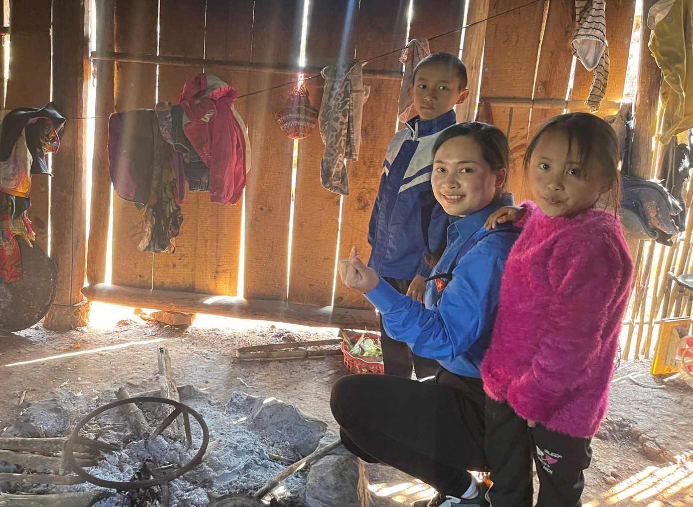 6 năm công tác tại điểm trường khó khăn, cô giáo dân tộc Mường kiên trì đến từng nhà các em học sinh hộ nghèo để vận động đi học.