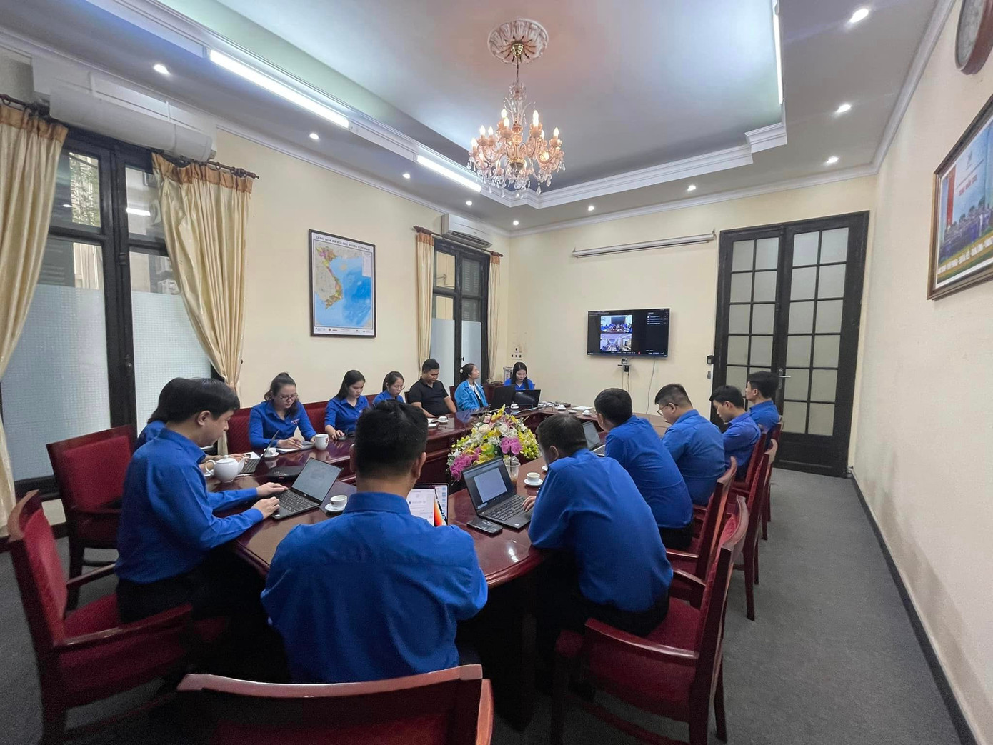 Thường trực Hội đồng Đội T.Ư tại điểm cầu Hà Nội kết nối trực tuyến với Thường trực Hội đồng Đội TPHCM trong buổi làm việc.