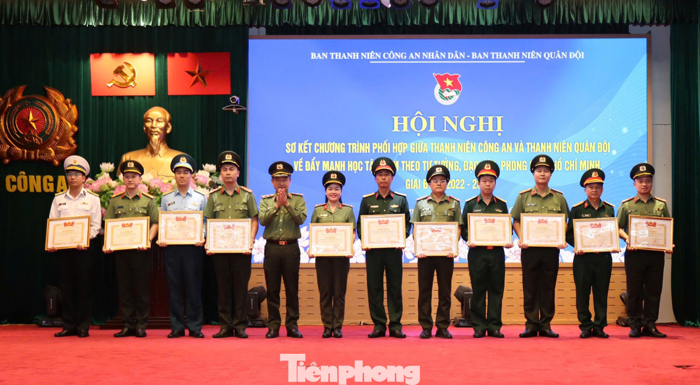 Trung tướng Nguyễn Ngọc Toàn - Cục trưởng Cục công tác Đảng và công tác chính trị, Bộ Công an tặng bằng khen cho các cá nhân có thành tích xuất sắc. Ảnh: Châu Linh Trung tướng Nguyễn Ngọc Toàn - Cục trưởng Cục công tác Đảng và công tác chính trị, Bộ Công an tặng bằng khen cho các cá nhân có thành tích xuất sắc. Ảnh: Châu Linh