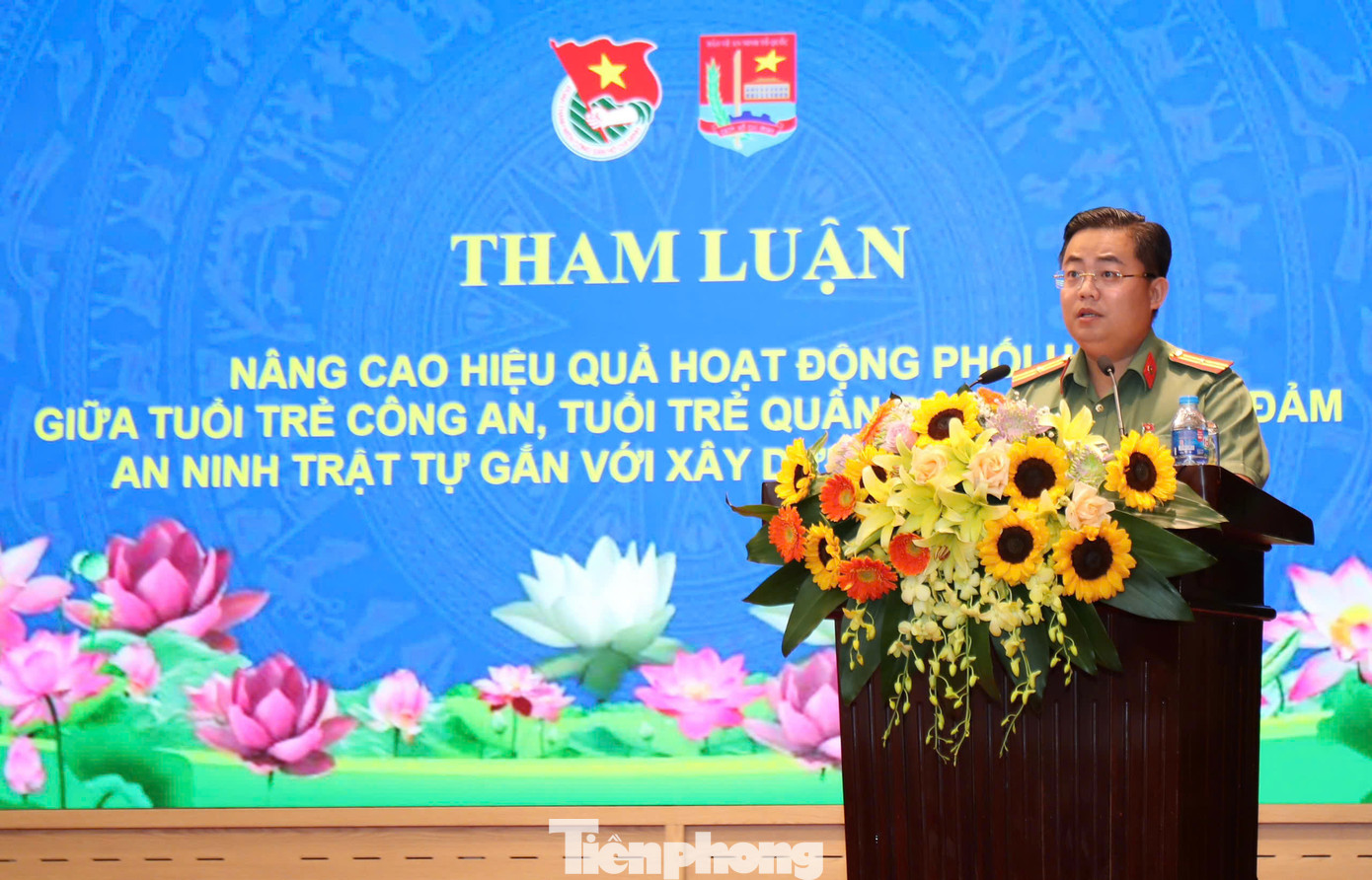 Thiếu tá Đặng Văn Thắng - Trưởng Ban Thanh niên Công an TPHCM trình bày tham luận tại hội nghị. Ảnh: Châu Linh Thiếu tá Đặng Văn Thắng - Trưởng Ban Thanh niên Công an TPHCM trình bày tham luận tại hội nghị. Ảnh: Châu Linh
