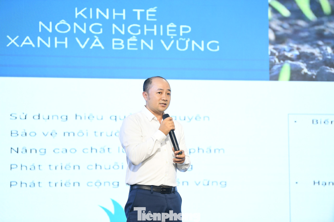 Ông Nguyễn quốc Cường - Trưởng phòng kinh doanh Công ty cổ phần Birdnest KYC trao đổi tại diễn đàn.