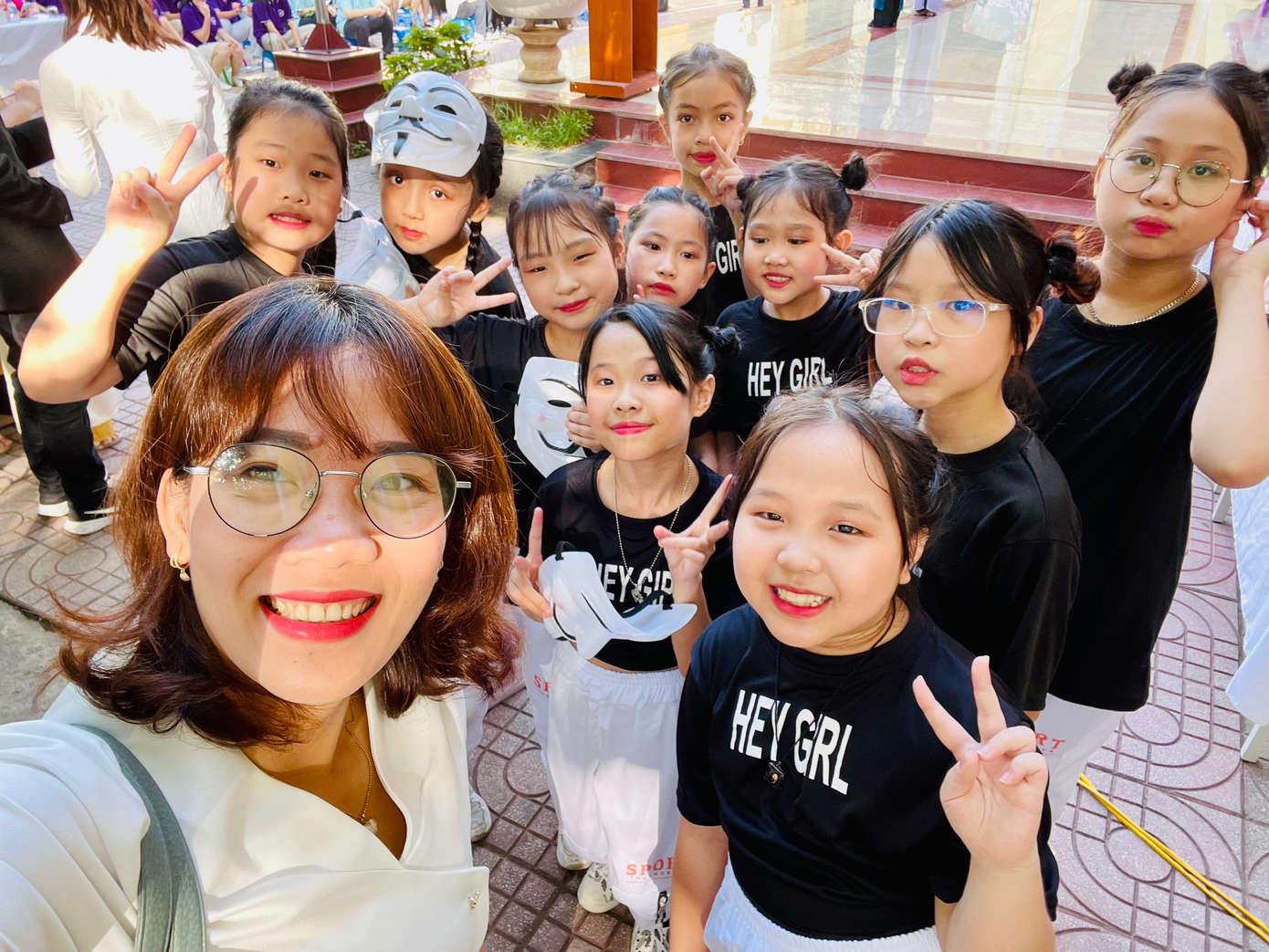 Cô Liên thường được các em học sinh yêu mến gọi với biệt danh “cảnh sát trưởng”. Cô Liên thường được các em học sinh yêu mến gọi với biệt danh “cảnh sát trưởng”.