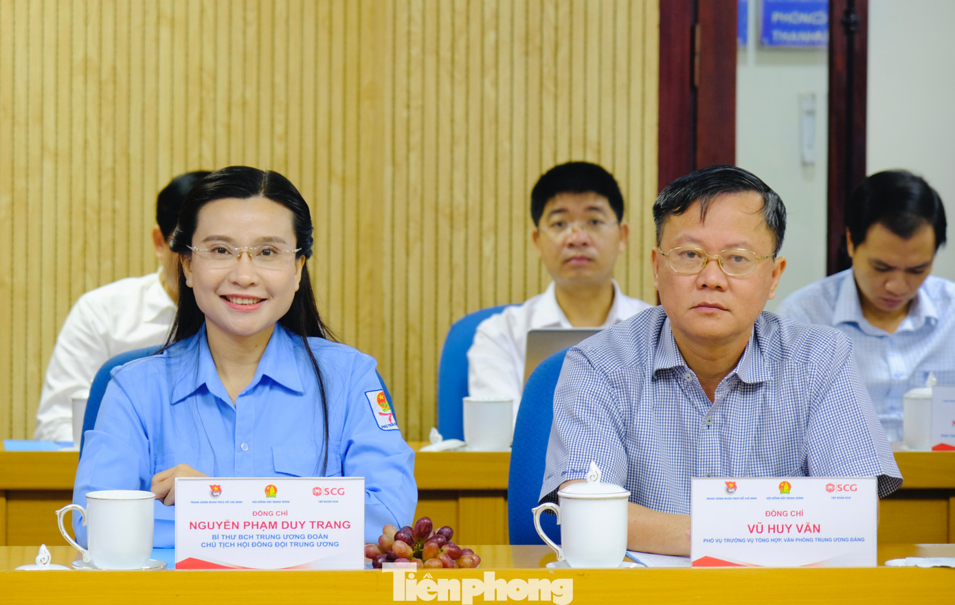 Chị Nguyễn Phạm Duy Trang - Bí thư Trung ương Đoàn, Chủ tịch Hội đồng Đội Trung ương và ông Vũ Huy Văn - Phó Vụ trưởng Vụ Tổng hợp, Văn phòng T.Ư Đảng tham dự chương trình. Ảnh: Châu Linh Chị Nguyễn Phạm Duy Trang - Bí thư Trung ương Đoàn, Chủ tịch Hội đồng Đội Trung ương và ông Vũ Huy Văn - Phó Vụ trưởng Vụ Tổng hợp, Văn phòng T.Ư Đảng tham dự chương trình. Ảnh: Châu Linh