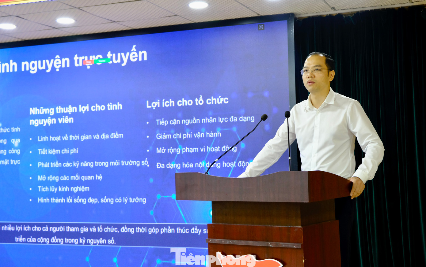 Anh Nguyễn Tiến Hưng - Phó Chủ tịch Trung ương Hội SVVN trình bày báo cáo tại chương trình tập huấn. Ảnh: Châu Linh Anh Nguyễn Tiến Hưng - Phó Chủ tịch Trung ương Hội SVVN trình bày báo cáo tại chương trình tập huấn. Ảnh: Châu Linh