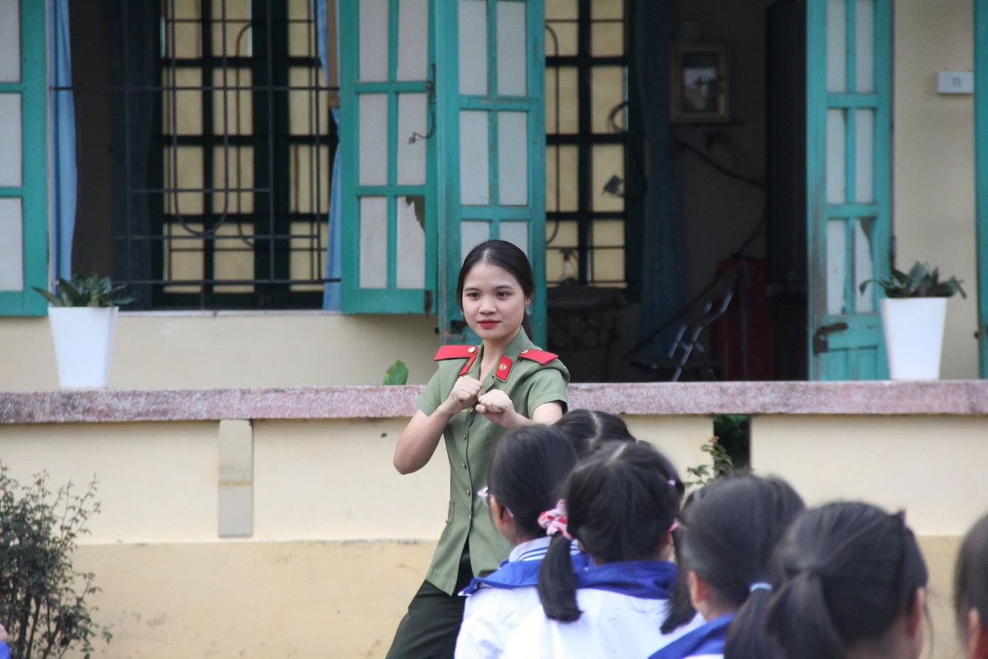 Ngoài đội hình gia sư tiếng Anh, gia sư kèm học, Đoàn Thanh niên Học viện An ninh nhân dân cũng tổ chức đội hình dạy võ, thể dục cho các em học sinh trên địa bàn. Ngoài đội hình gia sư tiếng Anh, gia sư kèm học, Đoàn Thanh niên Học viện An ninh nhân dân cũng tổ chức đội hình dạy võ, thể dục cho các em học sinh trên địa bàn.