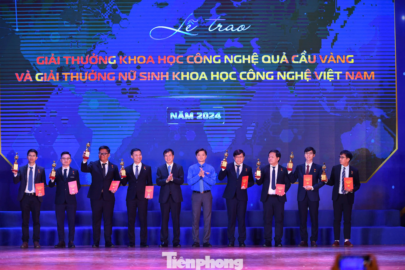 Các nhà khoa học nhận giải thưởng KHCN Quả Cầu Vàng năm 2024.