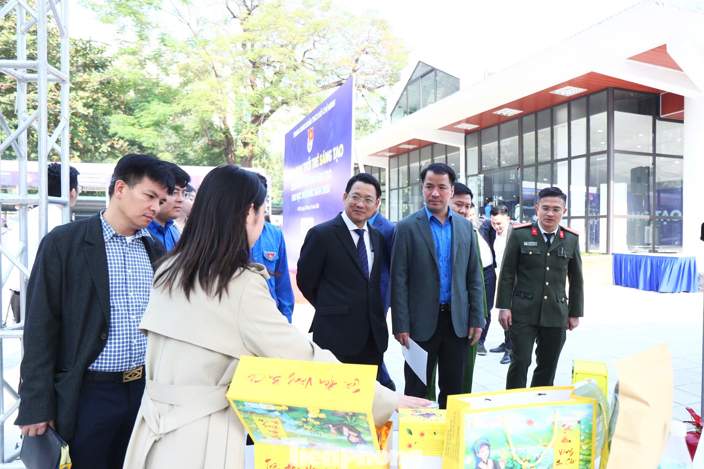 Anh Ngô Văn Cương - Bí thư Trung ương Đoàn cùng các đại biểu tham quan các gian hàng trong khuôn khổ Liên hoan "Tuổi trẻ sáng tạo". Anh Ngô Văn Cương - Bí thư Trung ương Đoàn cùng các đại biểu tham quan các gian hàng trong khuôn khổ Liên hoan "Tuổi trẻ sáng tạo".