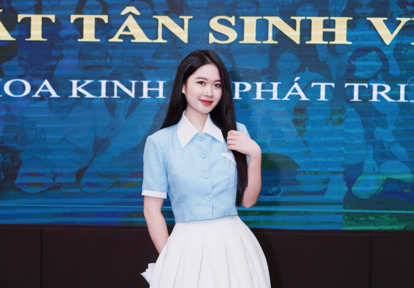 "Bóng hồng" trường Kinh tế từng góp mặt trong nhiều hội thảo, hội nghị quan trọng với vai trò MC, chủ nhiệm dự án dạy tiếng Anh cho trẻ em có hoàn cảnh khó khăn. "Bóng hồng" trường Kinh tế từng góp mặt trong nhiều hội thảo, hội nghị quan trọng với vai trò MC, chủ nhiệm dự án dạy tiếng Anh cho trẻ em có hoàn cảnh khó khăn.