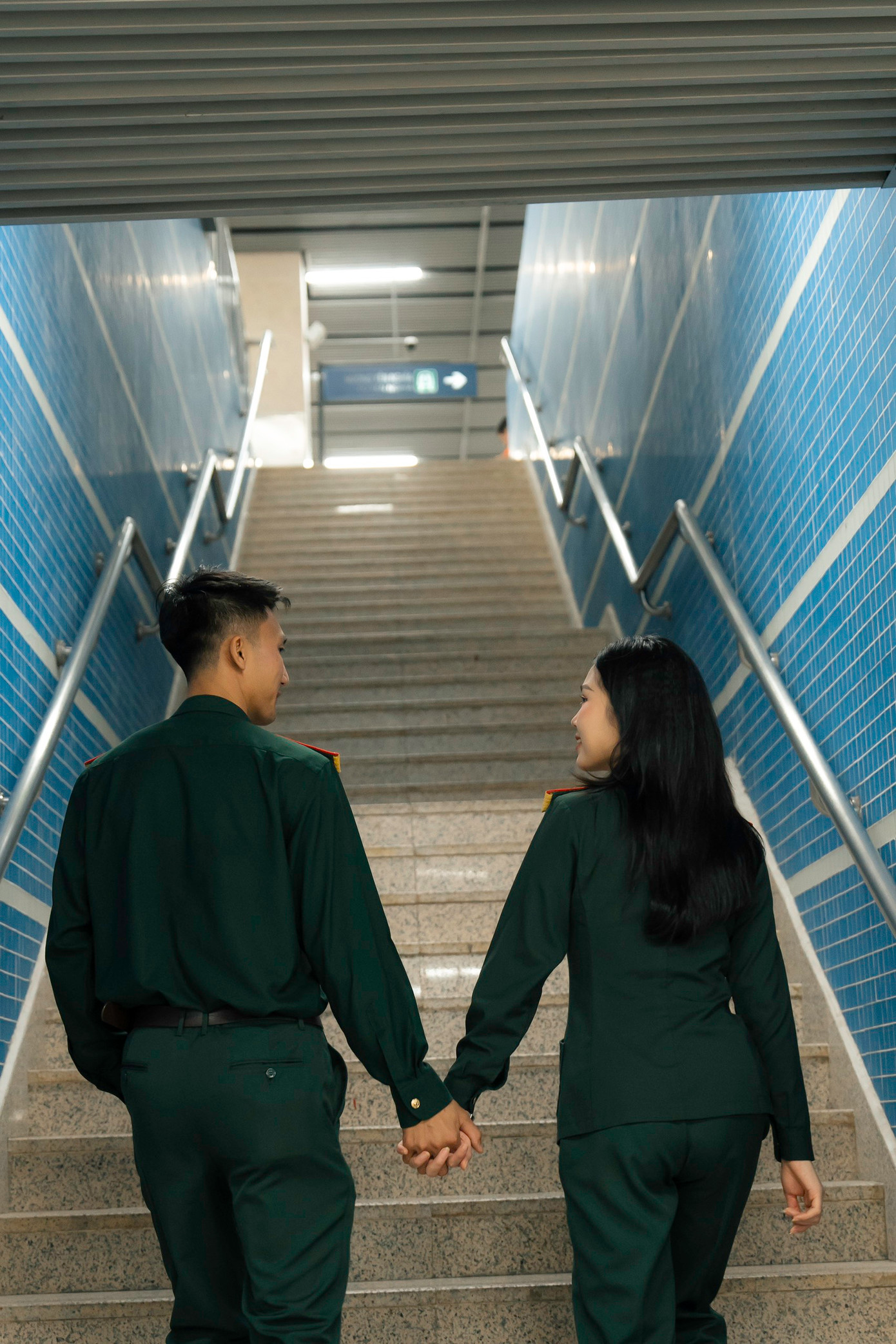 Qua những cuộc trò chuyện, họ nhận ra sự tương đồng bất ngờ: Cả hai đều nuôi dưỡng chung ước mơ trở thành những quân nhân mẫu mực, đều theo học tại Học viện Hậu cần, và chung tình yêu sâu sắc dành cho gia đình, quê hương.