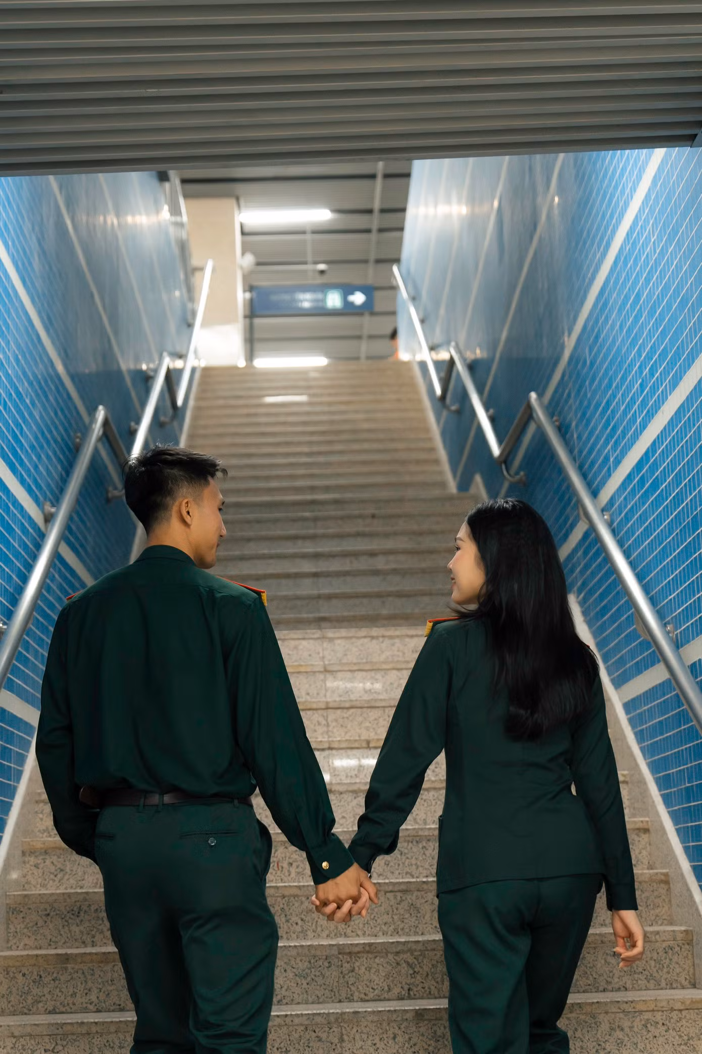 Qua những cuộc trò chuyện, họ nhận ra sự tương đồng bất ngờ: Cả hai đều nuôi dưỡng chung ước mơ trở thành những quân nhân mẫu mực, đều theo học tại Học viện Hậu cần, và chung tình yêu sâu sắc dành cho gia đình, quê hương. Qua những cuộc trò chuyện, họ nhận ra sự tương đồng bất ngờ: Cả hai đều nuôi dưỡng chung ước mơ trở thành những quân nhân mẫu mực, đều theo học tại Học viện Hậu cần, và chung tình yêu sâu sắc dành cho gia đình, quê hương.