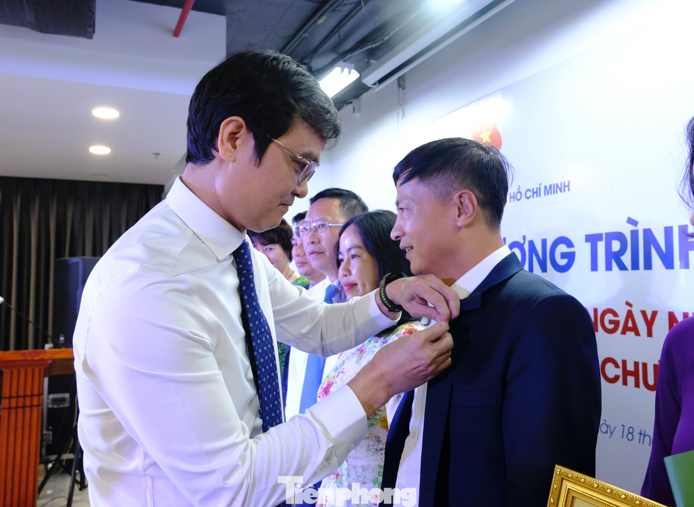 Anh Bùi Quang Huy - Bí thư thứ nhất Trung ương Đoàn trao Kỷ niệm chương "Vì thế hệ trẻ" cho các cá nhân đã có nhiều đóng góp tích cực, ý nghĩa cho công tác giáo dục thế hệ trẻ. Ảnh: Châu Linh