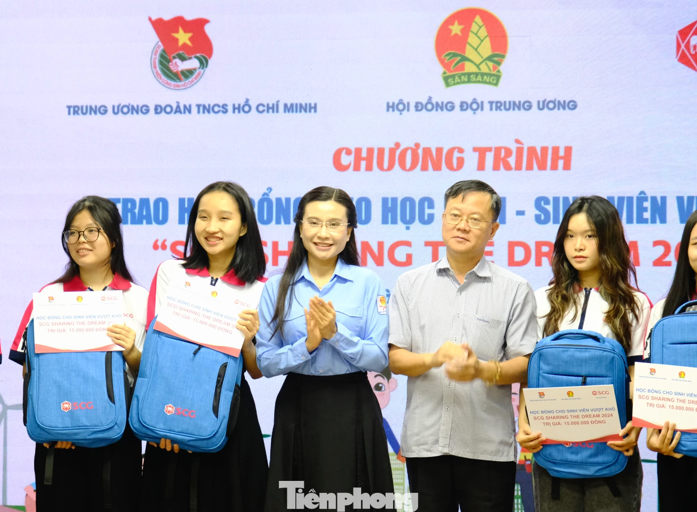 Học bổng tiếp tục hỗ trợ và trao tặng cho 100 học sinh và 100 sinh viên cùng các hoạt động hỗ trợ đào tạo sau học bổng với tổng trị giá 1,7 tỉ đồng. Ảnh: Châu Linh