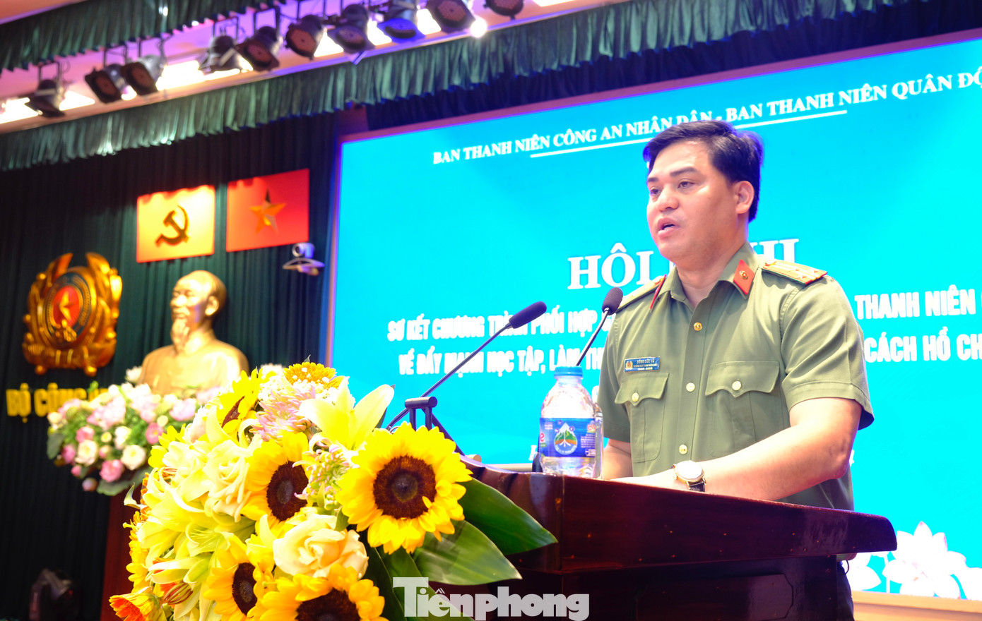 Thượng tá Đồng Đức Vũ - Trưởng Ban Thanh niên CAND phát biểu khai mạc hội nghị. Ảnh: Châu Linh Thượng tá Đồng Đức Vũ - Trưởng Ban Thanh niên CAND phát biểu khai mạc hội nghị. Ảnh: Châu Linh