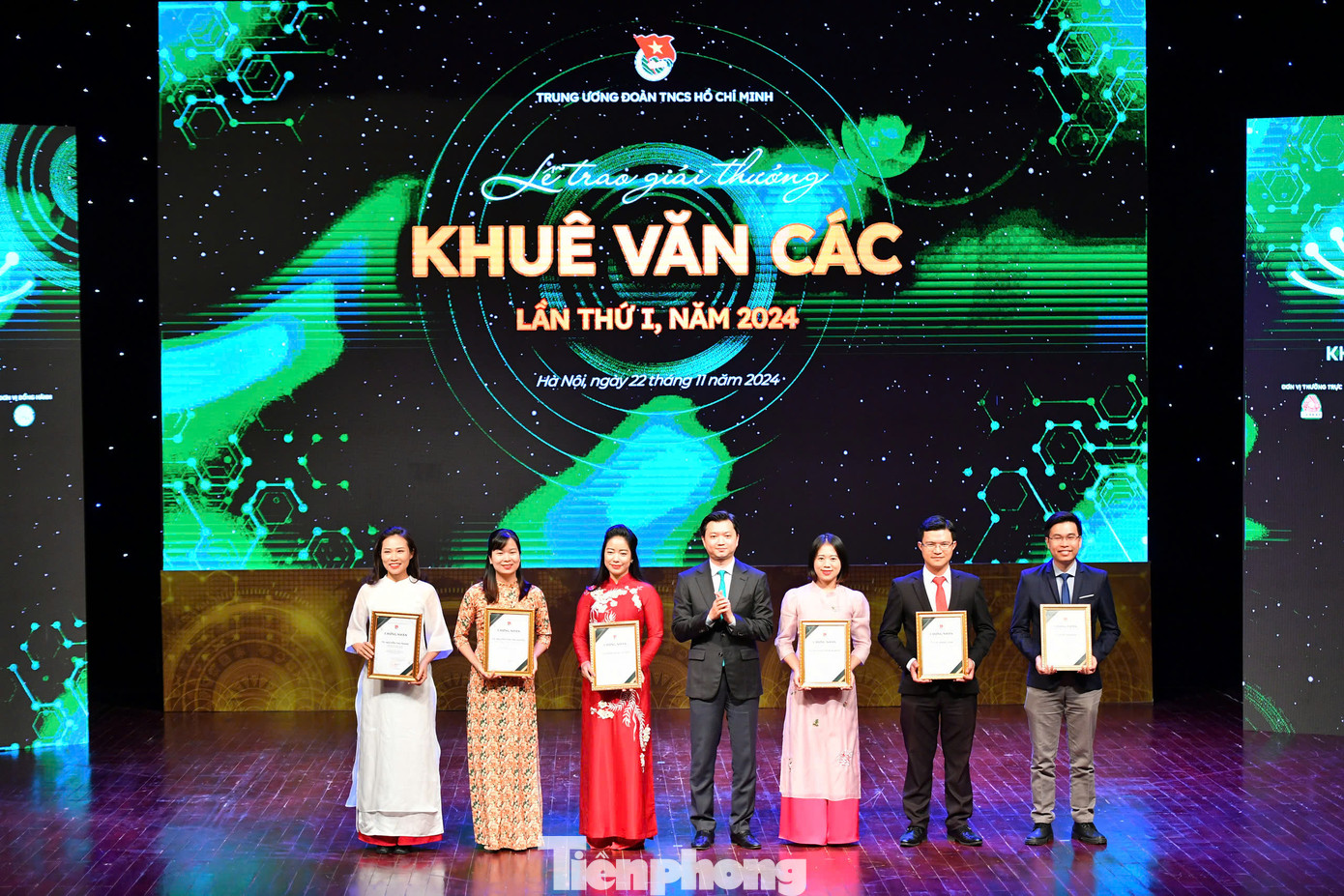 Anh Nguyễn Minh Triết - Bí thư T.Ư Đoàn, Chủ tịch T.Ư Hội SVVN trao giấy chứng nhận cho các nhà khoa học trẻ triển vọng của Giải thưởng Khuê Văn Các.