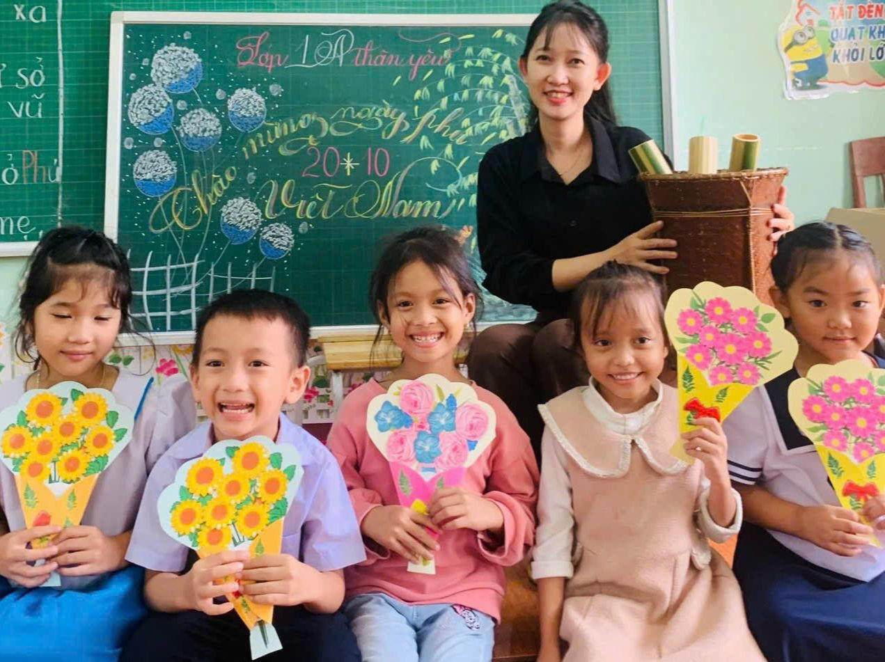 Hành trình gieo chữ cho các em học sinh tại trường Tiểu học Trà Phong (huyện Trà Bồng, tỉnh Quảng Ngãi) của cô giáo Lê Thị Thanh Ngân đã được ghi nhận với danh hiệu Nhà giáo trẻ tiêu biểu cấp Trung ương năm 2024.