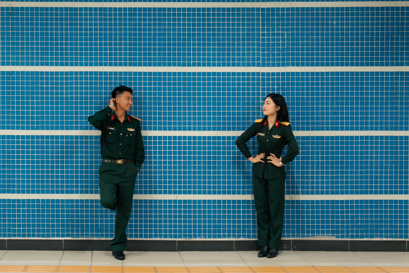 Theo chàng trai Bùi Đình Quảng, nhân duyên gặp gỡ bắt đầu tại một ga tàu nhộn nhịp, nơi cả hai đều khoác lên mình màu “xanh áo lính” tình cờ gặp nhau. Chàng trai trẻ trung, điềm đạm và kiên định, trong khi cô gái lại nhanh nhẹn và hoạt bát.