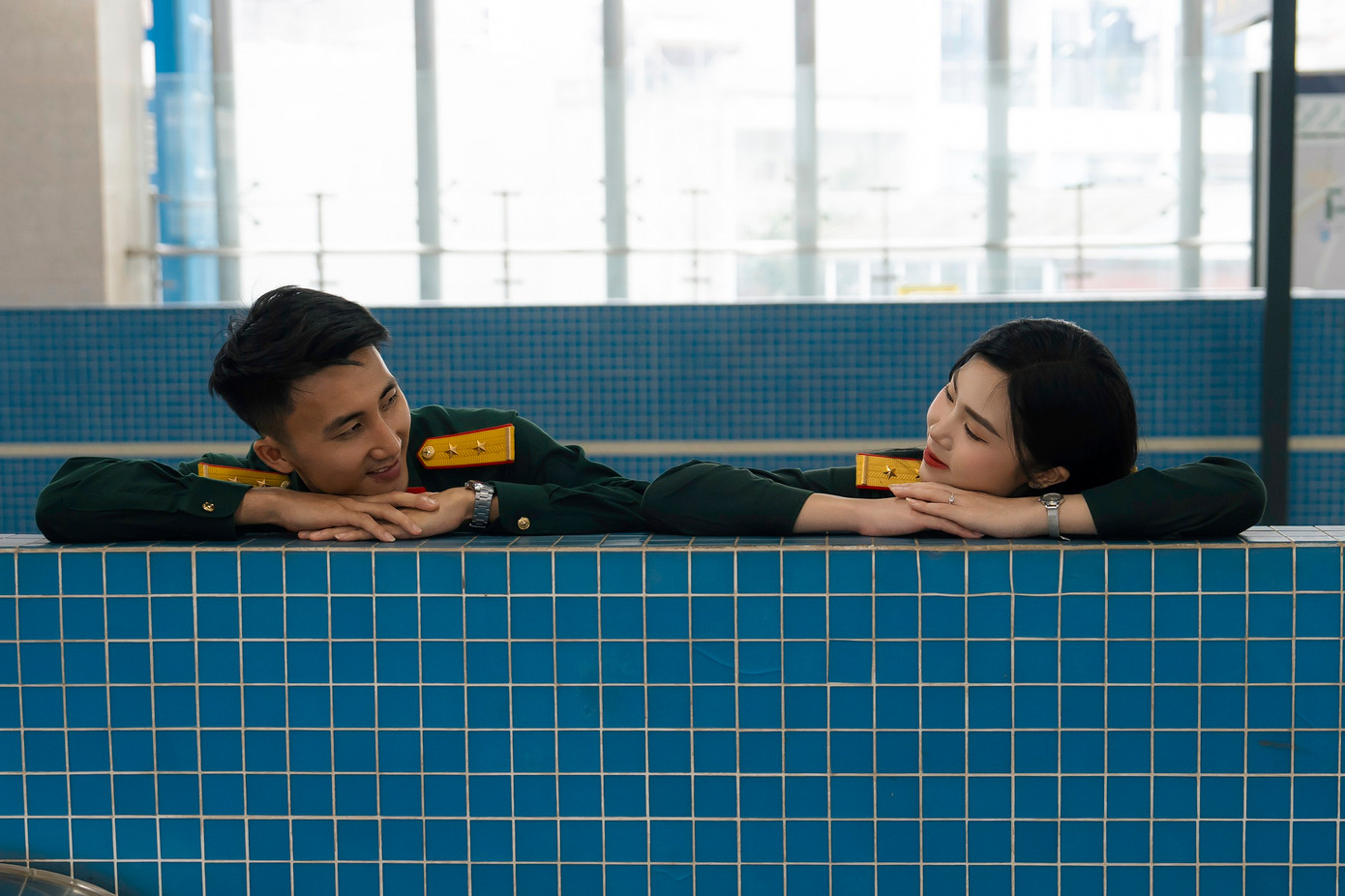 Cuộc gặp gỡ bất ngờ trên chuyến tàu dẫn đến khoảnh khắc ánh mắt hai người chạm nhau, để lại trong lòng chàng trai ấn tượng tốt đẹp về cô gái. Như một sự sắp đặt của duyên số, họ tình cờ gặp nhau nhiều lần sau đó, và chàng trai dần dần mạnh dạn hơn, tìm cách bắt chuyện với cô gái qua những hành động nhỏ nhưng ý nghĩa như chia sẻ kẹo, nghe nhạc cùng nhau, hay cùng đọc sách. Những khoảnh khắc này đã dần gắn kết, giúp hai người gần gũi hơn và tạo nên một mối liên hệ đặc biệt.