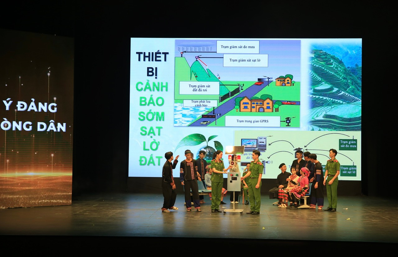 Bằng hình thức sân khấu hóa đầy sôi nổi, hấp dẫn, các đội thi đã khéo léo truyền tải những thông điệp ý nghĩa về bảo vệ môi trường như tăng cường tái chế, tái sử dụng, kiểm soát, giải quyết ô nhiễm, phòng, chống rác thải nhựa… Bằng hình thức sân khấu hóa đầy sôi nổi, hấp dẫn, các đội thi đã khéo léo truyền tải những thông điệp ý nghĩa về bảo vệ môi trường như tăng cường tái chế, tái sử dụng, kiểm soát, giải quyết ô nhiễm, phòng, chống rác thải nhựa…