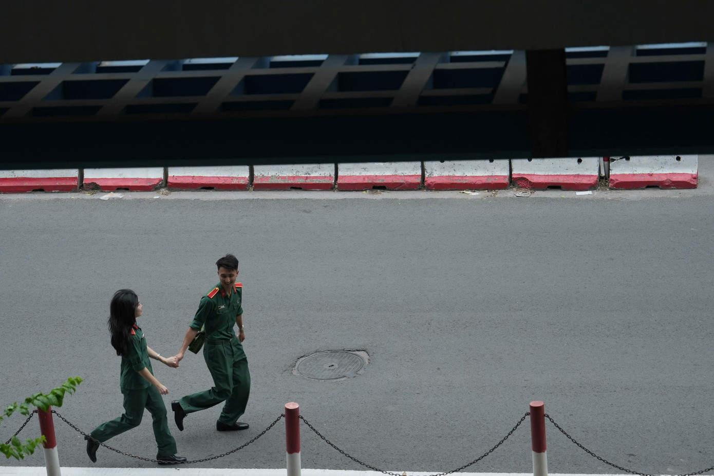 Theo chàng trai Bùi Đình Quảng, nhân duyên gặp gỡ bắt đầu tại một ga tàu nhộn nhịp, nơi cả hai đều khoác lên mình màu “xanh áo lính” tình cờ gặp nhau. Chàng trai trẻ trung, điềm đạm và kiên định, trong khi cô gái lại nhanh nhẹn và hoạt bát.