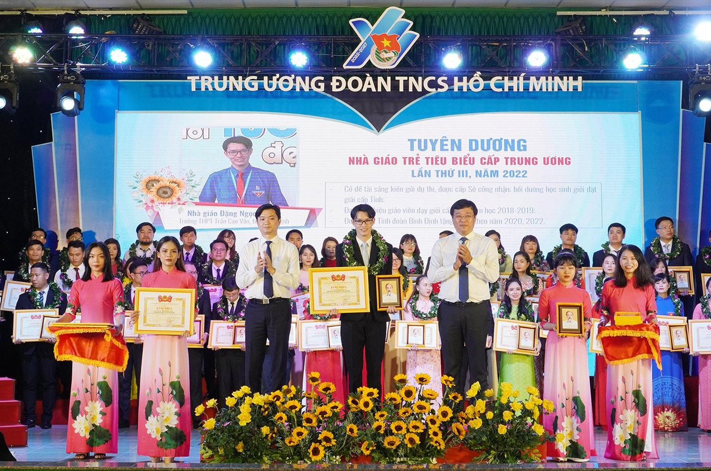 Ông Lê Quốc Phong - Bí thư Tỉnh ủy Đồng Tháp (phải) và anh Nguyễn Minh Triết - Bí thư T.Ư Đoàn, Chủ tịch T.Ư Hội SVVN chúc mừng các nhà giáo trẻ tiêu biểu cấp T.Ư năm 2022. Ông Lê Quốc Phong - Bí thư Tỉnh ủy Đồng Tháp (phải) và anh Nguyễn Minh Triết - Bí thư T.Ư Đoàn, Chủ tịch T.Ư Hội SVVN chúc mừng các nhà giáo trẻ tiêu biểu cấp T.Ư năm 2022.