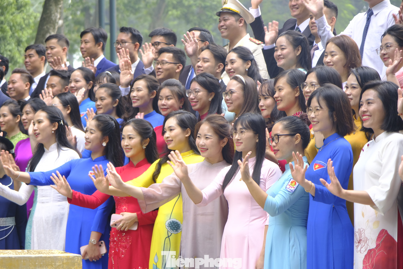 “Nhà giáo trẻ tiêu biểu” là danh hiệu cao quý được các cấp bộ Đoàn triển khai từ Trung ương đến địa phương, với mong muốn tôn vinh đội ngũ giảng viên, giáo viên trẻ có những thành tích xuất sắc trong công tác giảng dạy và tham gia tích cực các hoạt động phong trào. Ảnh: Châu Linh “Nhà giáo trẻ tiêu biểu” là danh hiệu cao quý được các cấp bộ Đoàn triển khai từ Trung ương đến địa phương, với mong muốn tôn vinh đội ngũ giảng viên, giáo viên trẻ có những thành tích xuất sắc trong công tác giảng dạy và tham gia tích cực các hoạt động phong trào. Ảnh: Châu Linh