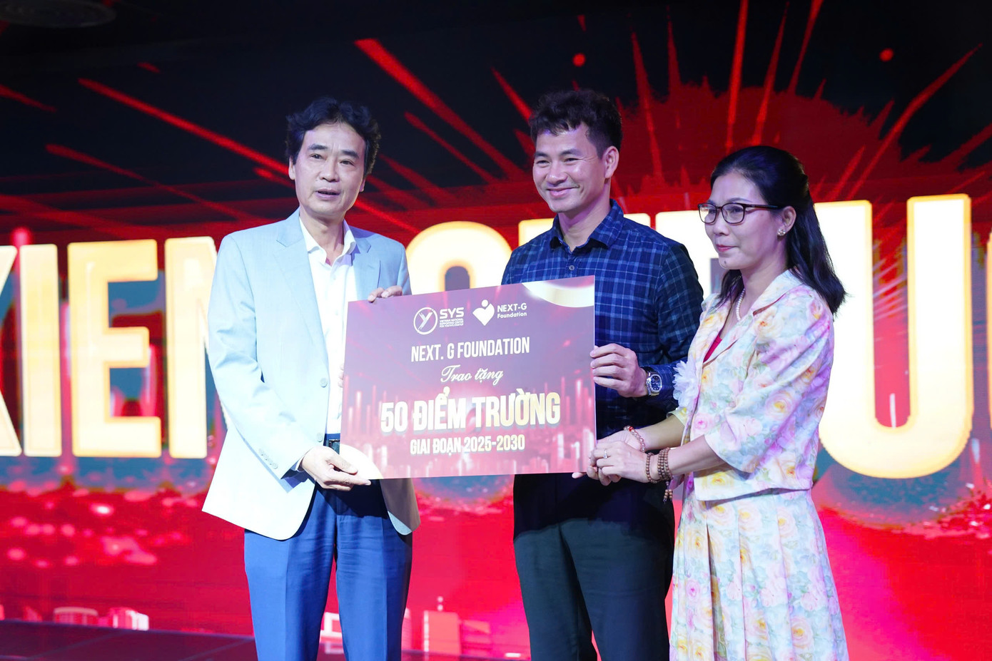 NSND Xuân Bắc - Cục trưởng Cục Nghệ thuật biểu diễn, Phó Chủ tịch T.Ư Hội LHTN Việt Nam trao biểu trưng kiên cố hóa trường học và nhà ở công vụ giáo viên cho 50 điểm trường và 15 bếp ăn trường học cho đại diện Bộ GD&ĐT. NSND Xuân Bắc - Cục trưởng Cục Nghệ thuật biểu diễn, Phó Chủ tịch T.Ư Hội LHTN Việt Nam trao biểu trưng kiên cố hóa trường học và nhà ở công vụ giáo viên cho 50 điểm trường và 15 bếp ăn trường học cho đại diện Bộ GD&ĐT.