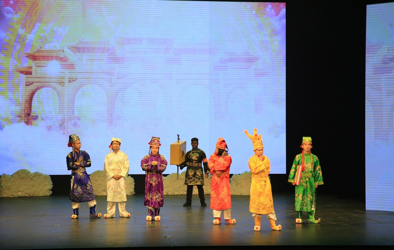 Bằng hình thức sân khấu hóa đầy sôi nổi, hấp dẫn, các đội thi đã khéo léo truyền tải những thông điệp ý nghĩa về bảo vệ môi trường như tăng cường tái chế, tái sử dụng, kiểm soát, giải quyết ô nhiễm, phòng, chống rác thải nhựa… Bằng hình thức sân khấu hóa đầy sôi nổi, hấp dẫn, các đội thi đã khéo léo truyền tải những thông điệp ý nghĩa về bảo vệ môi trường như tăng cường tái chế, tái sử dụng, kiểm soát, giải quyết ô nhiễm, phòng, chống rác thải nhựa…