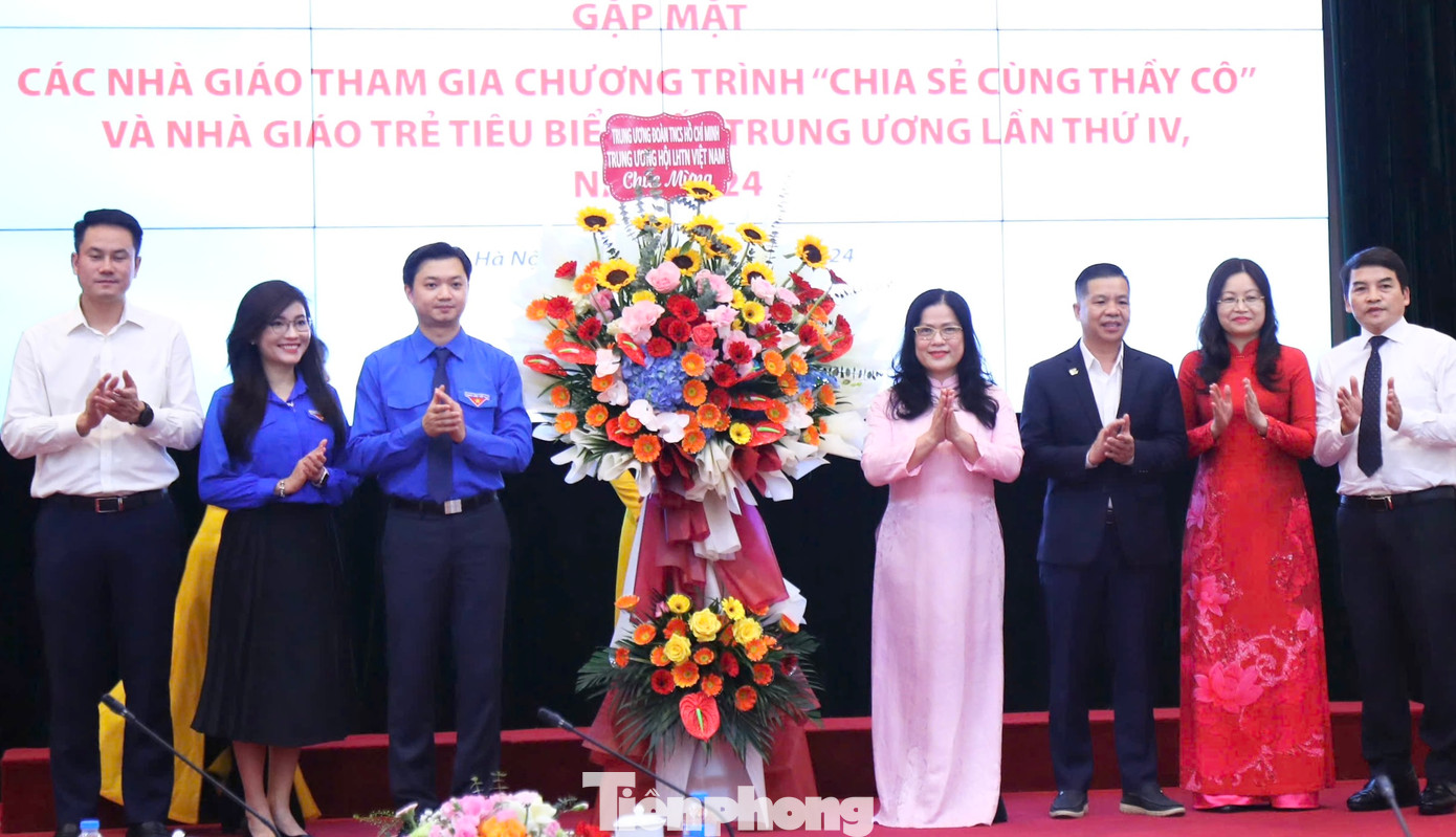 Đại diện T.Ư Đoàn, anh Nguyễn Minh Triết - Bí thư T.Ư Đoàn, Chủ tịch T.Ư Hội SVVN tặng hoa chúc mừng Bộ GD&ĐT nhân Ngày Nhà giáo Việt Nam. Đại diện T.Ư Đoàn, anh Nguyễn Minh Triết - Bí thư T.Ư Đoàn, Chủ tịch T.Ư Hội SVVN tặng hoa chúc mừng Bộ GD&ĐT nhân Ngày Nhà giáo Việt Nam.