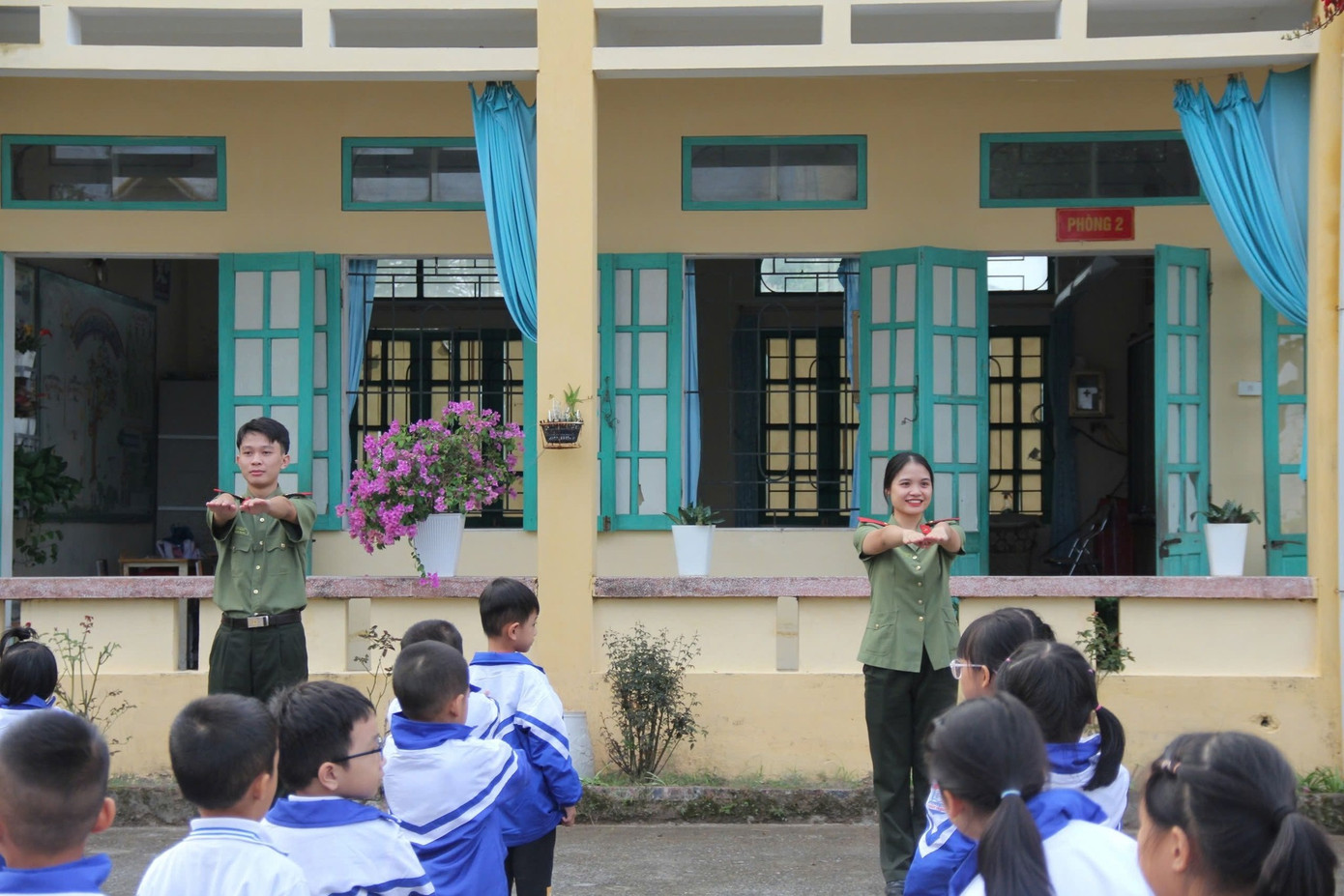 Ngoài đội hình gia sư tiếng Anh, gia sư kèm học, Đoàn Thanh niên Học viện An ninh nhân dân cũng tổ chức đội hình dạy võ, thể dục cho các em học sinh trên địa bàn. Ngoài đội hình gia sư tiếng Anh, gia sư kèm học, Đoàn Thanh niên Học viện An ninh nhân dân cũng tổ chức đội hình dạy võ, thể dục cho các em học sinh trên địa bàn.