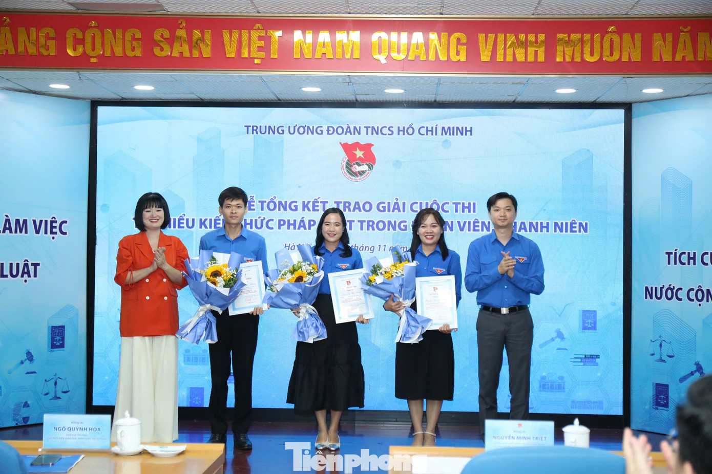 Anh Nguyễn Minh Triết - Bí thư T.Ư Đoàn, Chủ tịch T.Ư Hội SVVN và TS. Ngô Quỳnh Hoa - Phó Cục trưởng Cục Phổ biến, giáo dục pháp luật, Bộ Tư pháp trao giải cho các thí sinh giành giải chung cuộc.