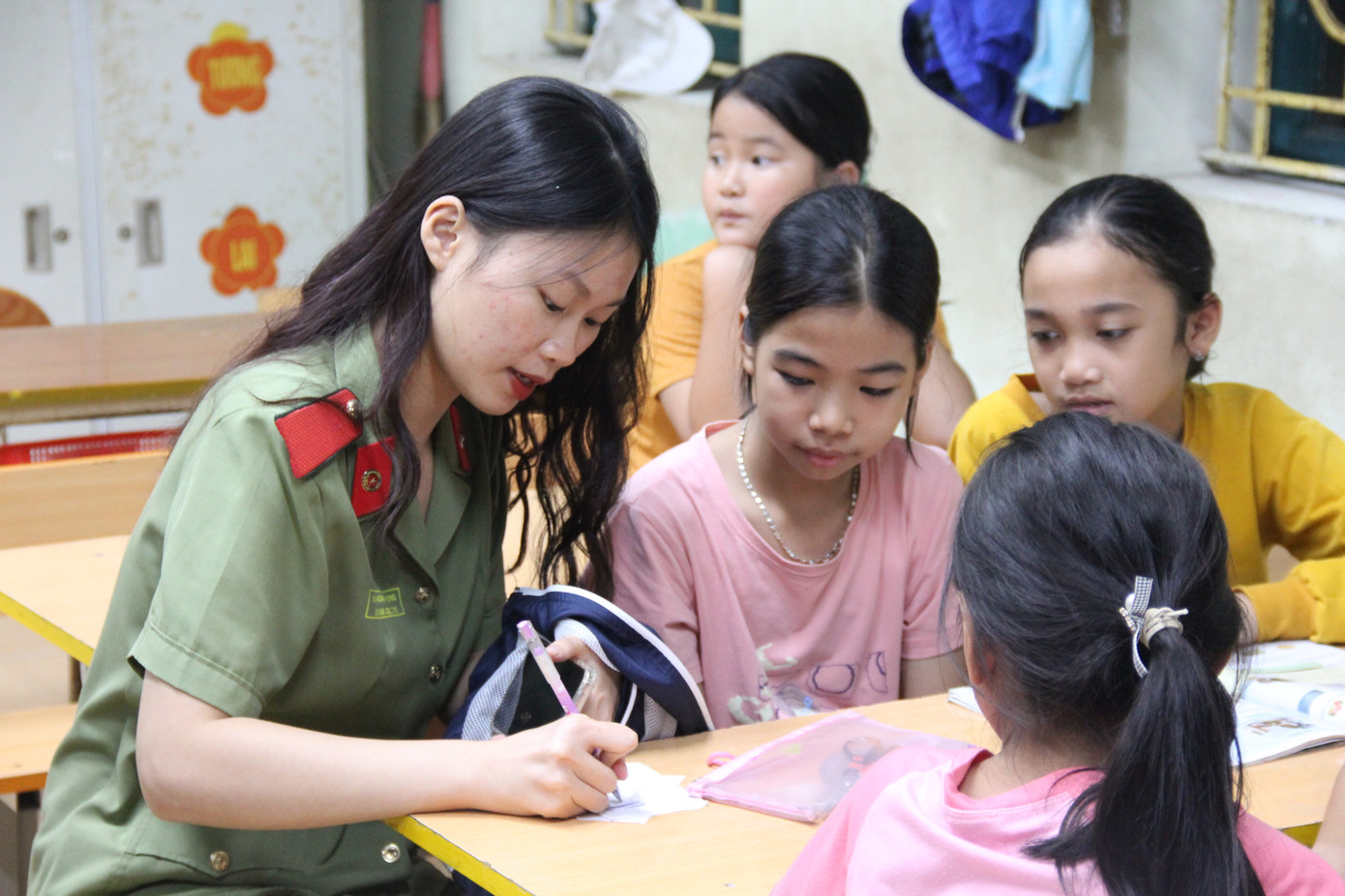 "Bóng hồng" Học viện An ninh hỗ trợ trẻ em học tiếng Anh. "Bóng hồng" Học viện An ninh hỗ trợ trẻ em học tiếng Anh.