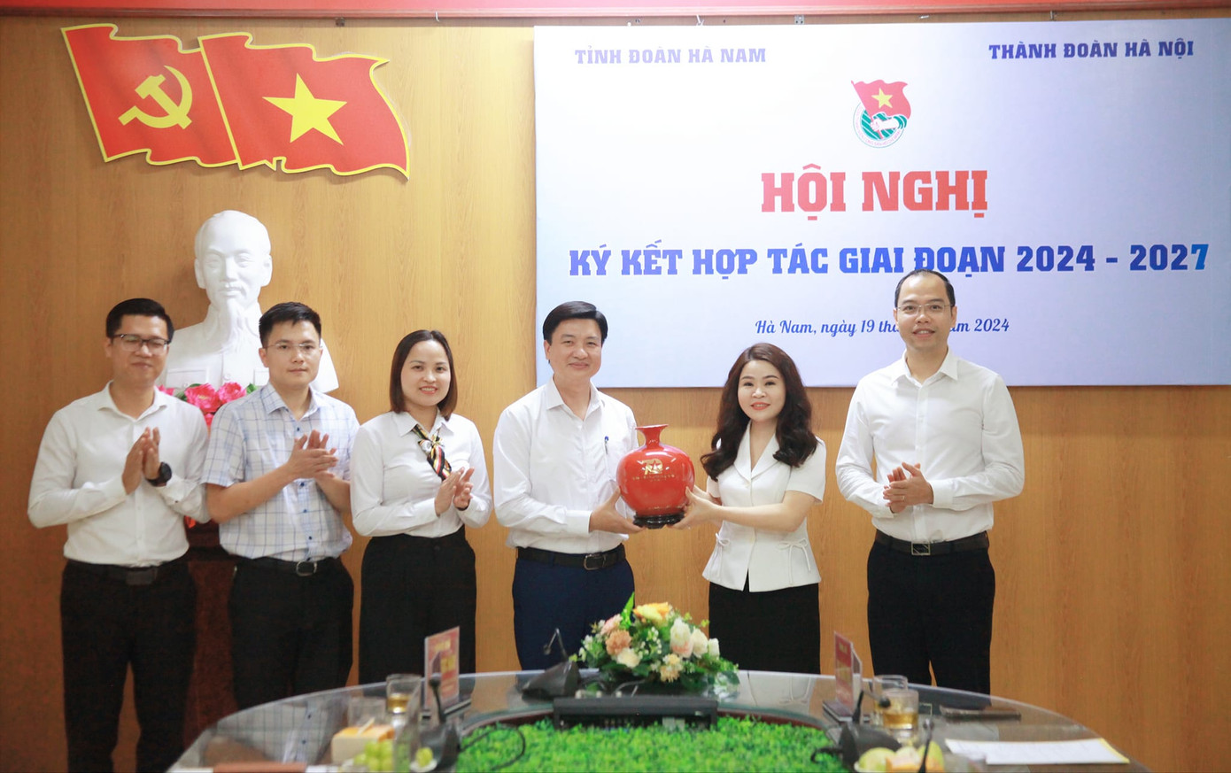 Tỉnh Đoàn Hà Nam và Thành Đoàn Hà Nội tặng quà lưu niệm tại Hội nghị ký kết hợp tác giai đoạn 2024 - 2027.