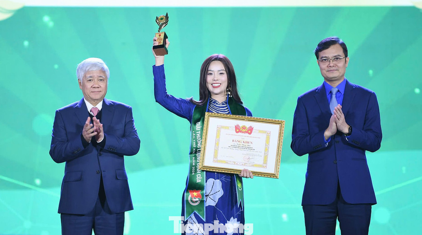 Ủy viên Bộ Chính trị, Bí thư Trung ương Đảng, Chủ tịch Uỷ ban Trung ương Mặt trận Tổ quốc Việt Nam Đỗ Văn Chiến và Ủy viên dự khuyết Trung ương Đảng, Bí thư thứ nhất Trung ương Đoàn Bùi Quang Huy trao khen thưởng cho thanh niên tiêu biểu nhận Giải thưởng Lương Định Của. Ủy viên Bộ Chính trị, Bí thư Trung ương Đảng, Chủ tịch Uỷ ban Trung ương Mặt trận Tổ quốc Việt Nam Đỗ Văn Chiến và Ủy viên dự khuyết Trung ương Đảng, Bí thư thứ nhất Trung ương Đoàn Bùi Quang Huy trao khen thưởng cho thanh niên tiêu biểu nhận Giải thưởng Lương Định Của.