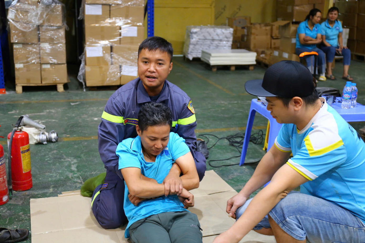 Các cán bộ, chiến sĩ CATĐ tập huấn kỹ năng sơ cứu, thoát hiểm cho công nhân, người lao động trên địa bàn.