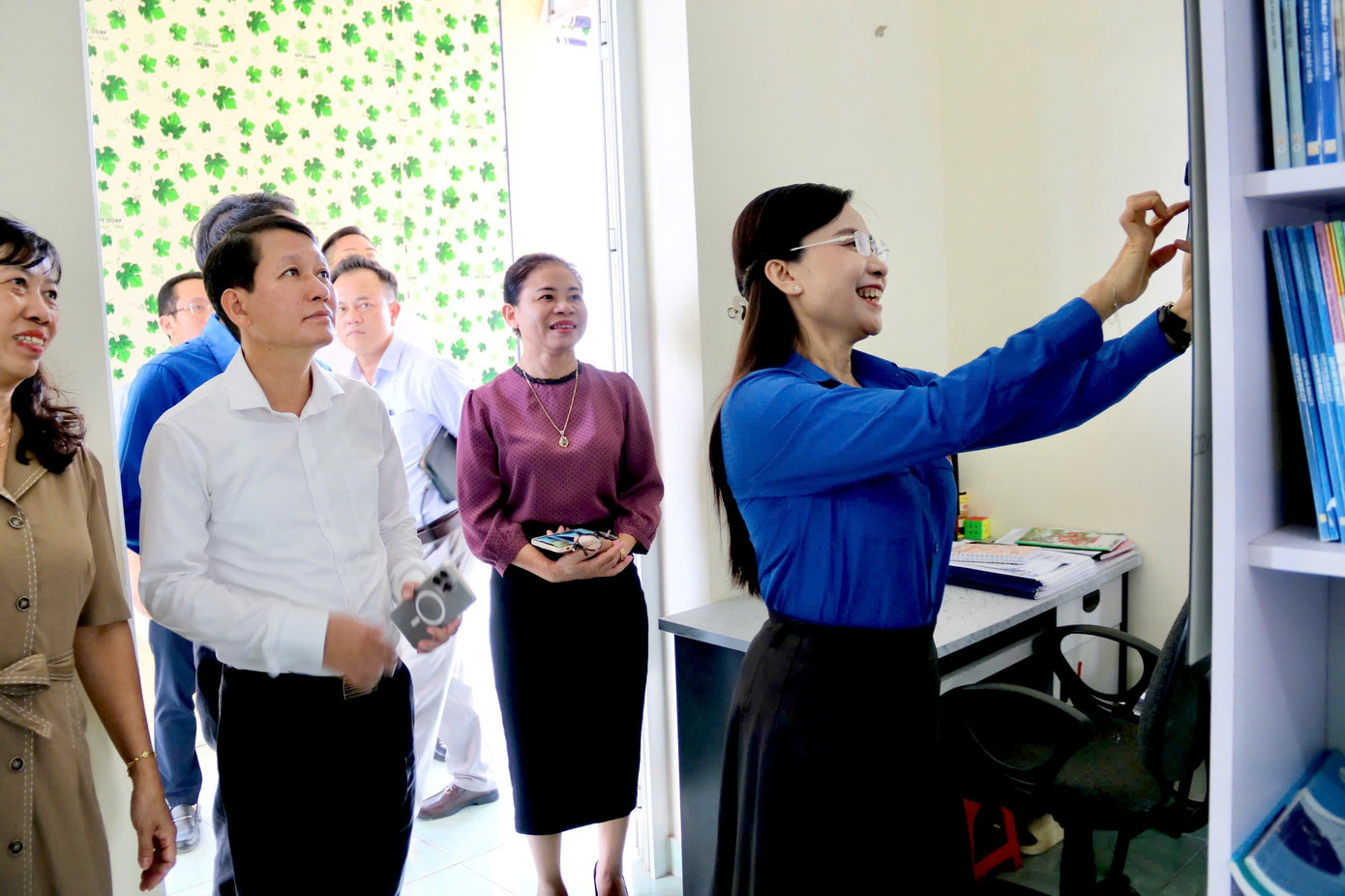 Đoàn công tác T.Ư Đoàn thăm hỏi, chia sẻ và chúc mừng các thầy cô Trường THCS Lương Khánh Thiện và Nhà giáo ưu tú Lê Thu Liên.